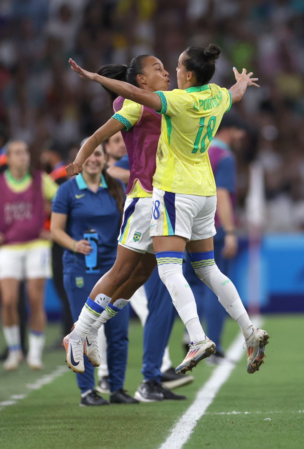 巴西女足在训练场上积极备战