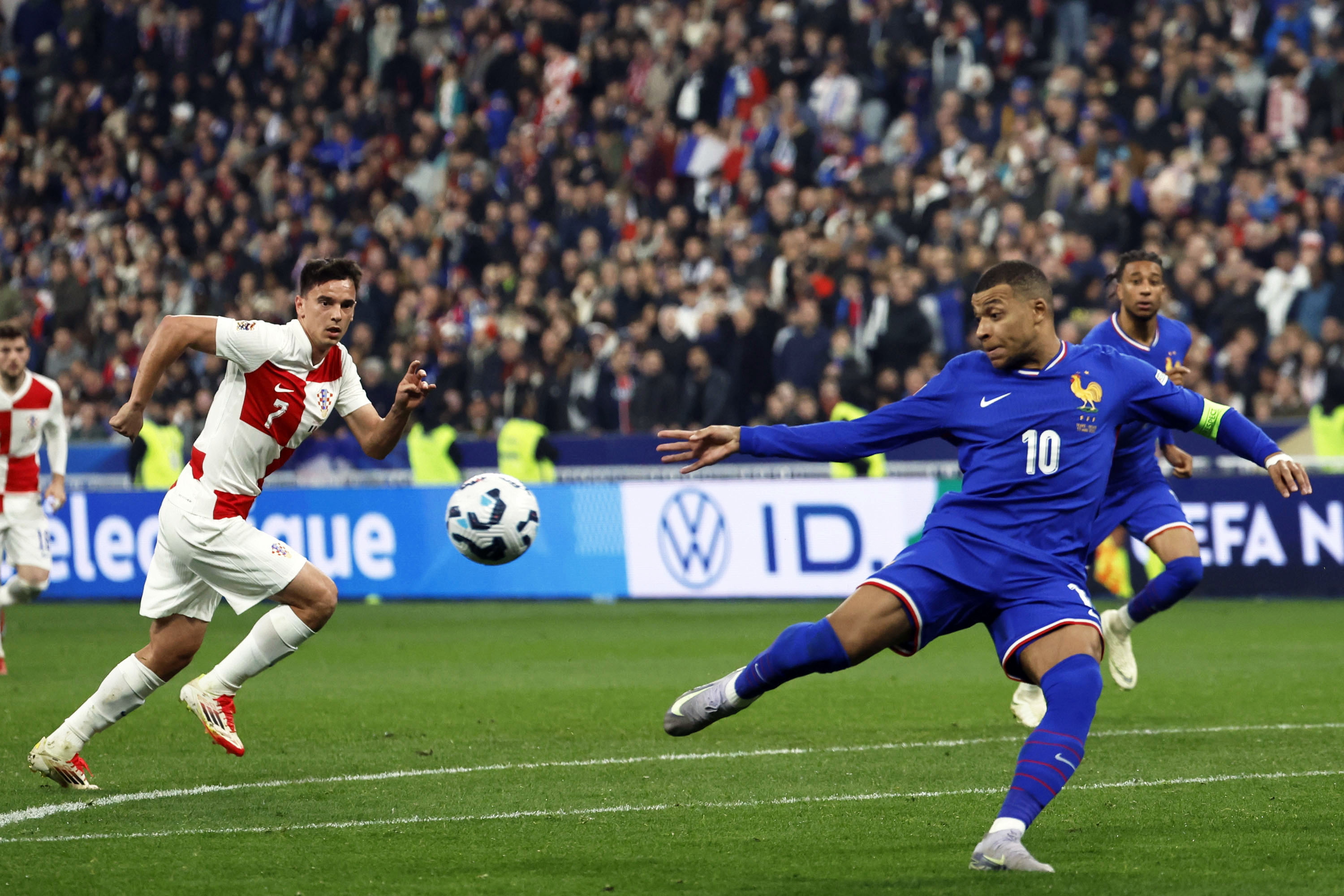 开云体育亚洲官网-欧国联赛事中场场精彩，引发球迷热议