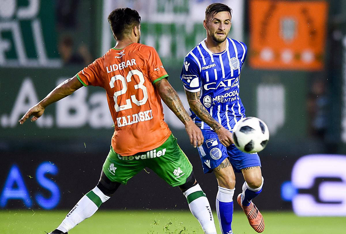 包含沙尔克04球队连胜在望，士气高涨的词条