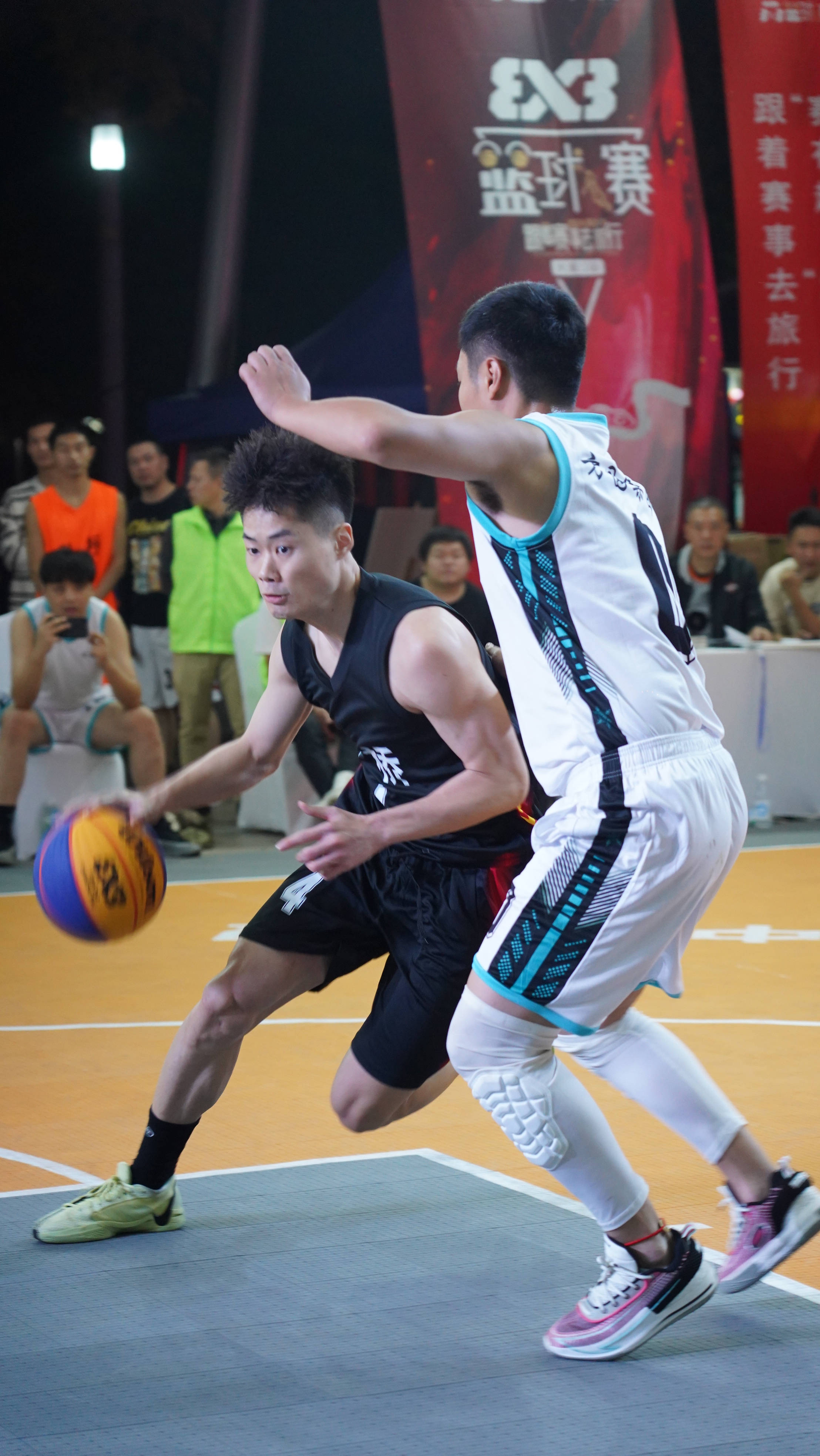 热烈篮球赛事持续进行，精彩程度大增